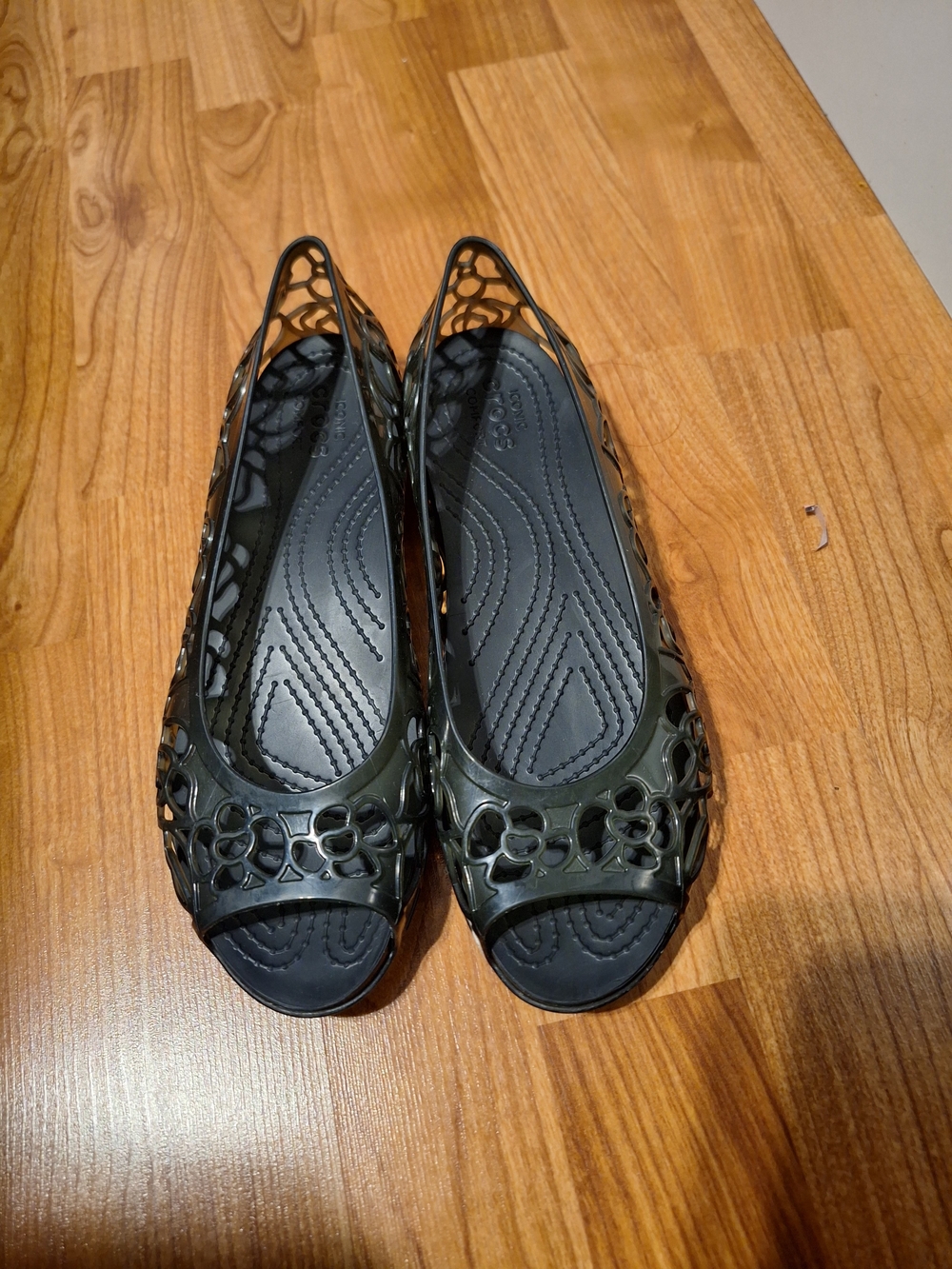 CROCS Women's Black Floral Cutout Peep-Toe Flats